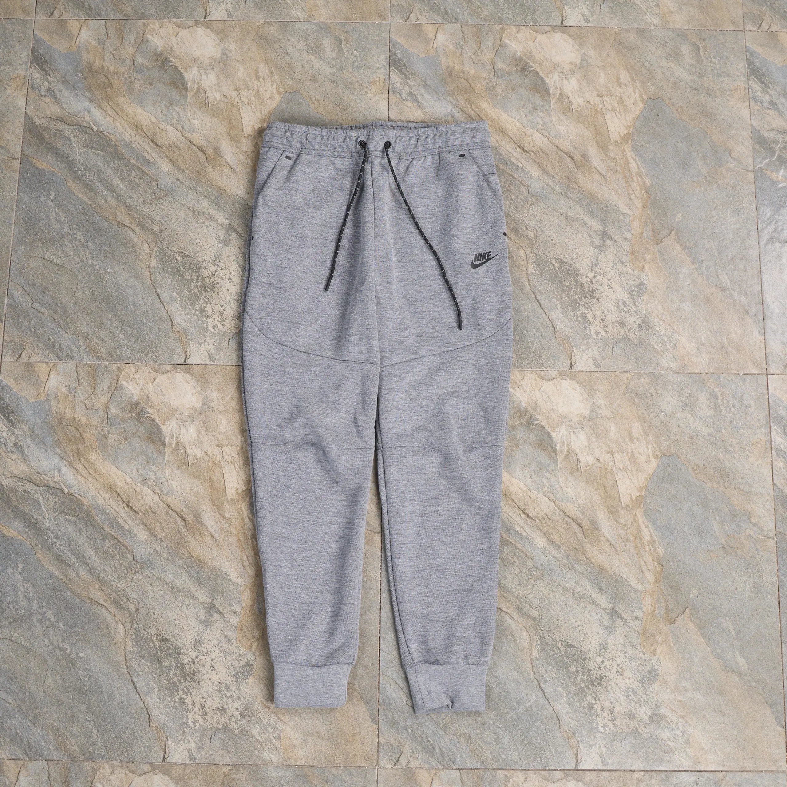 深灰色裤子 深灰色裤子