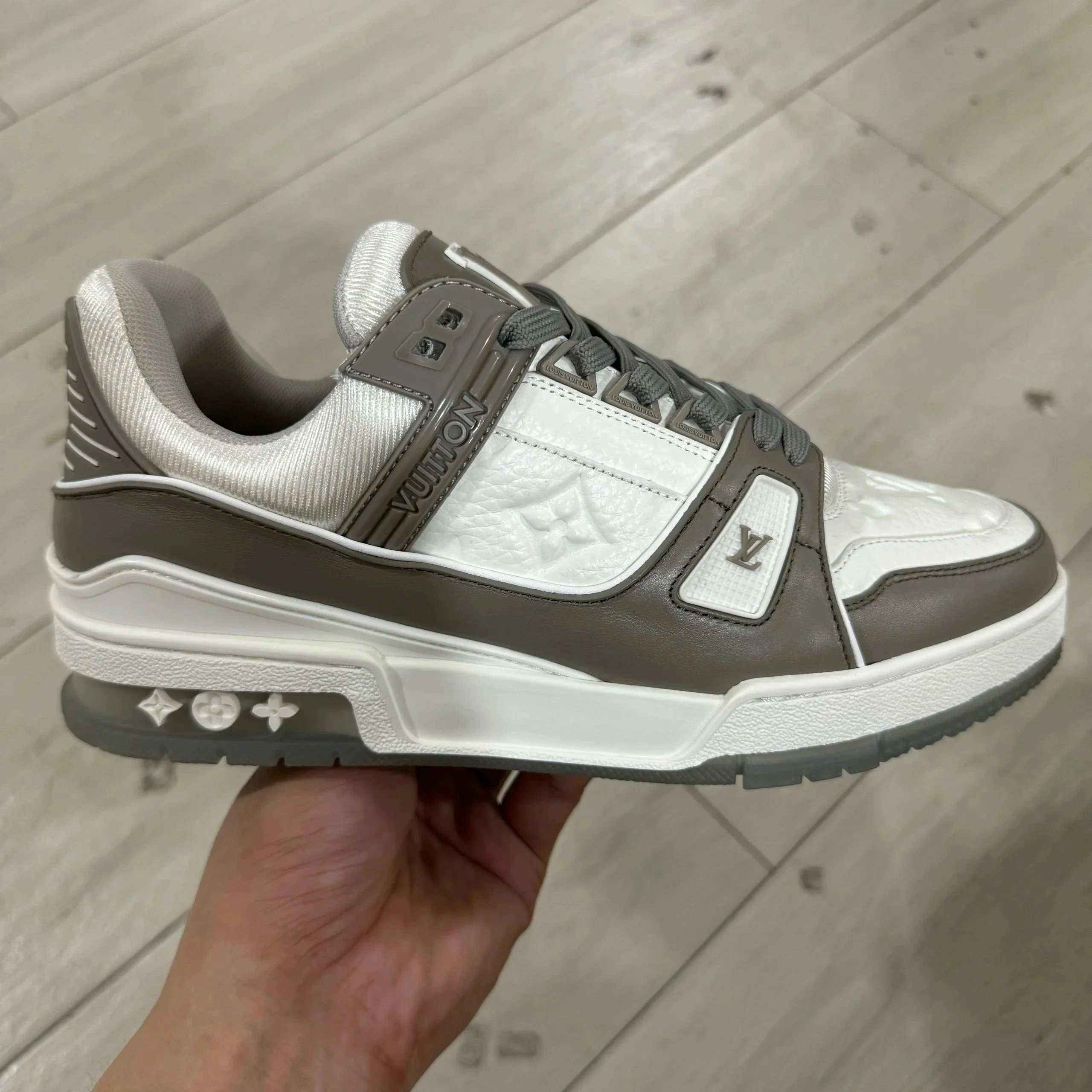 灰白 灰白