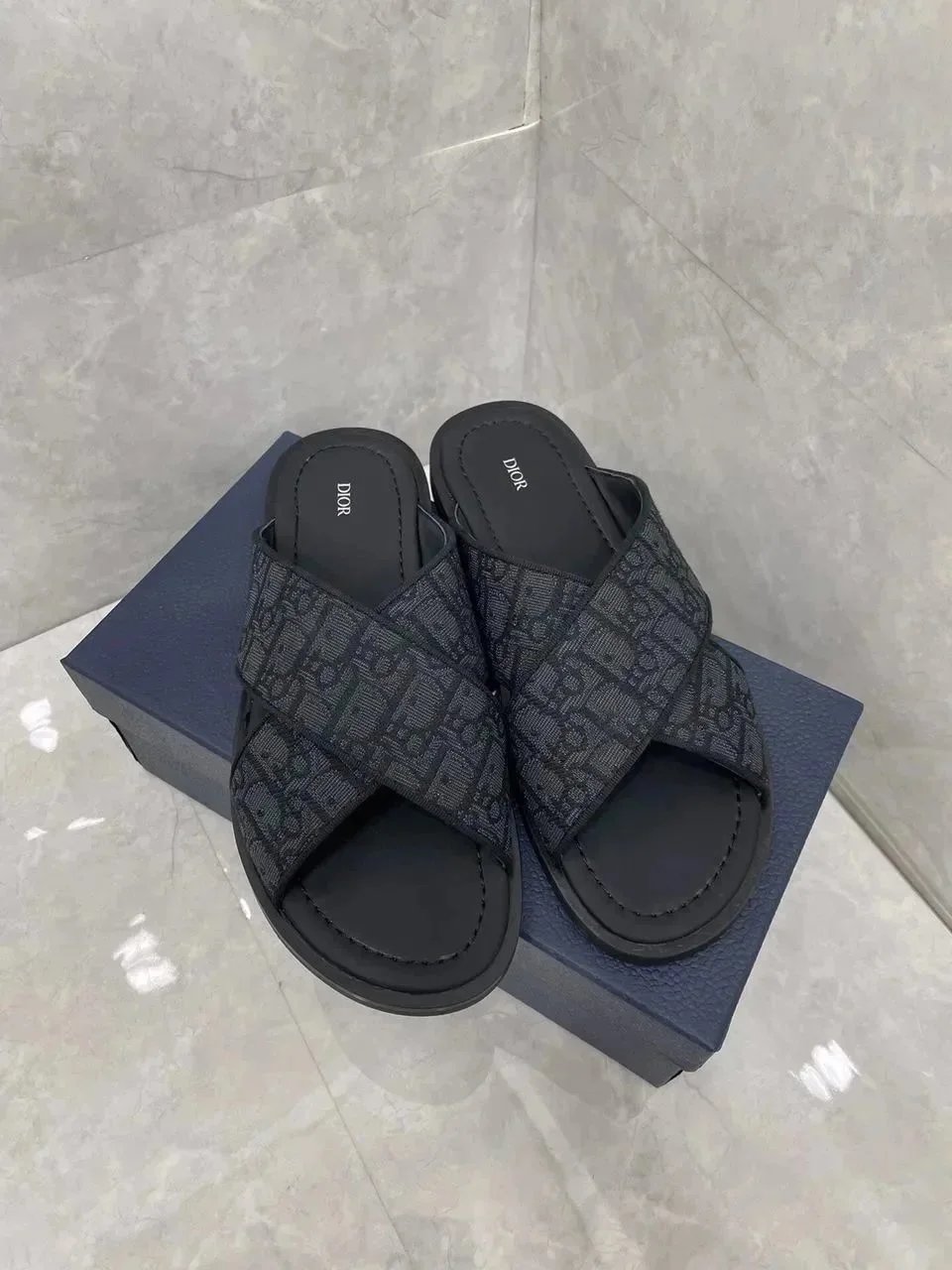 黑色