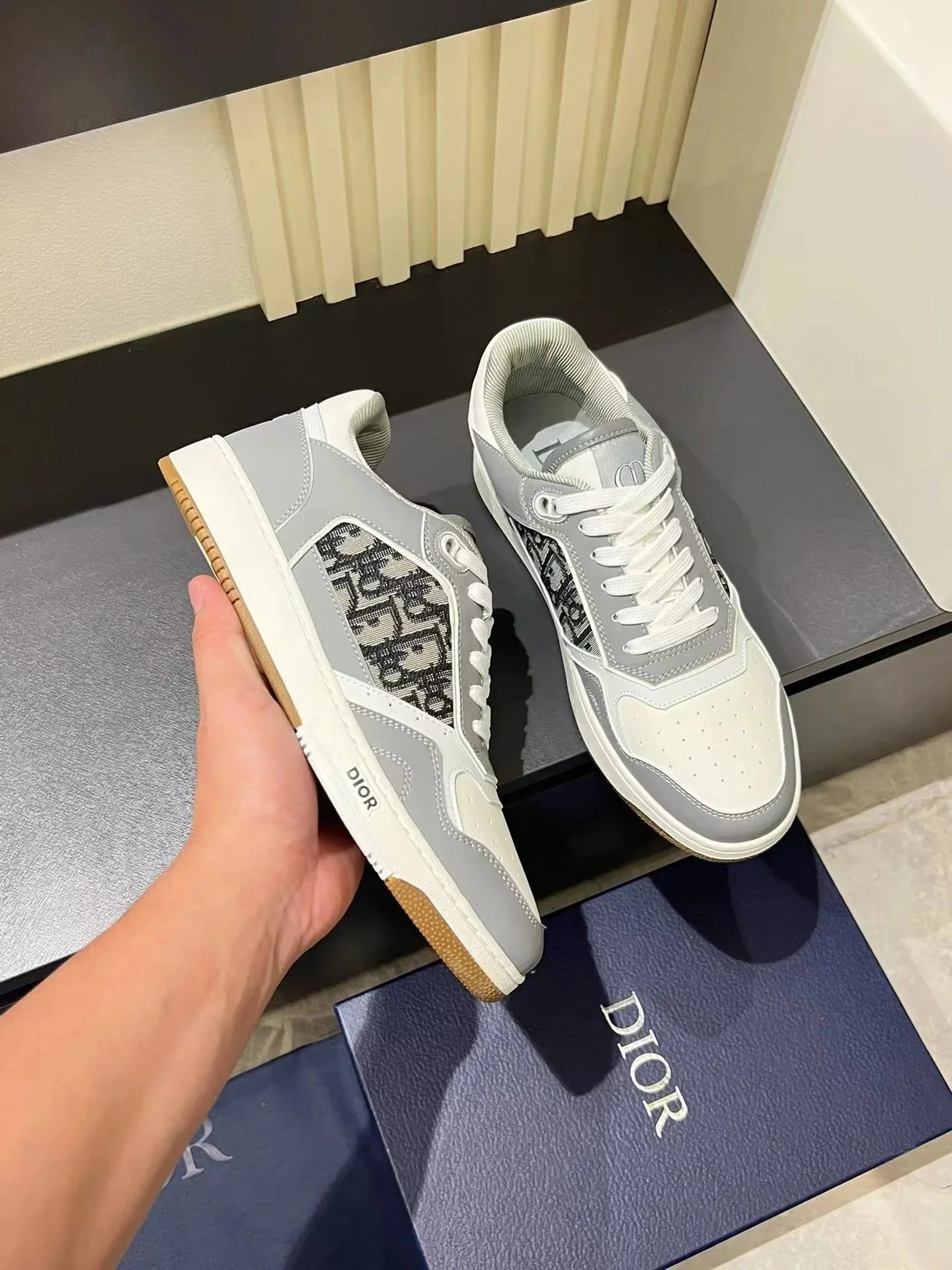 B2702 B2702