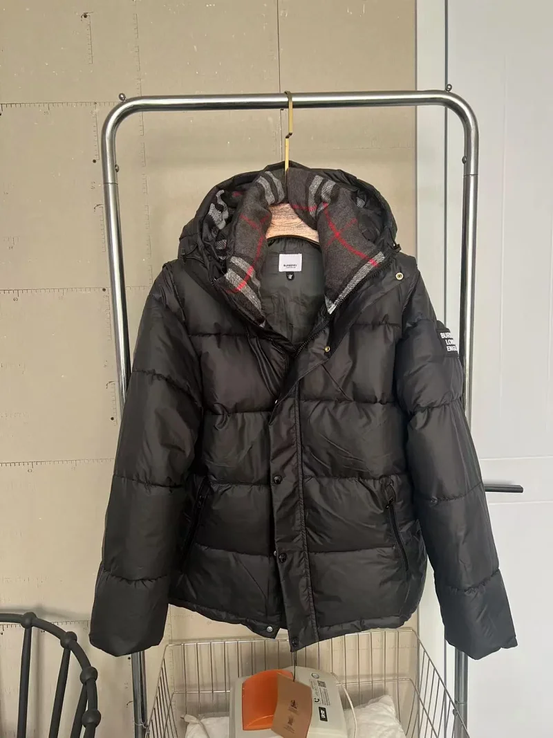 Burberry黑红领口 袖子可拆卸 Burberry黑红领口 袖子可拆卸