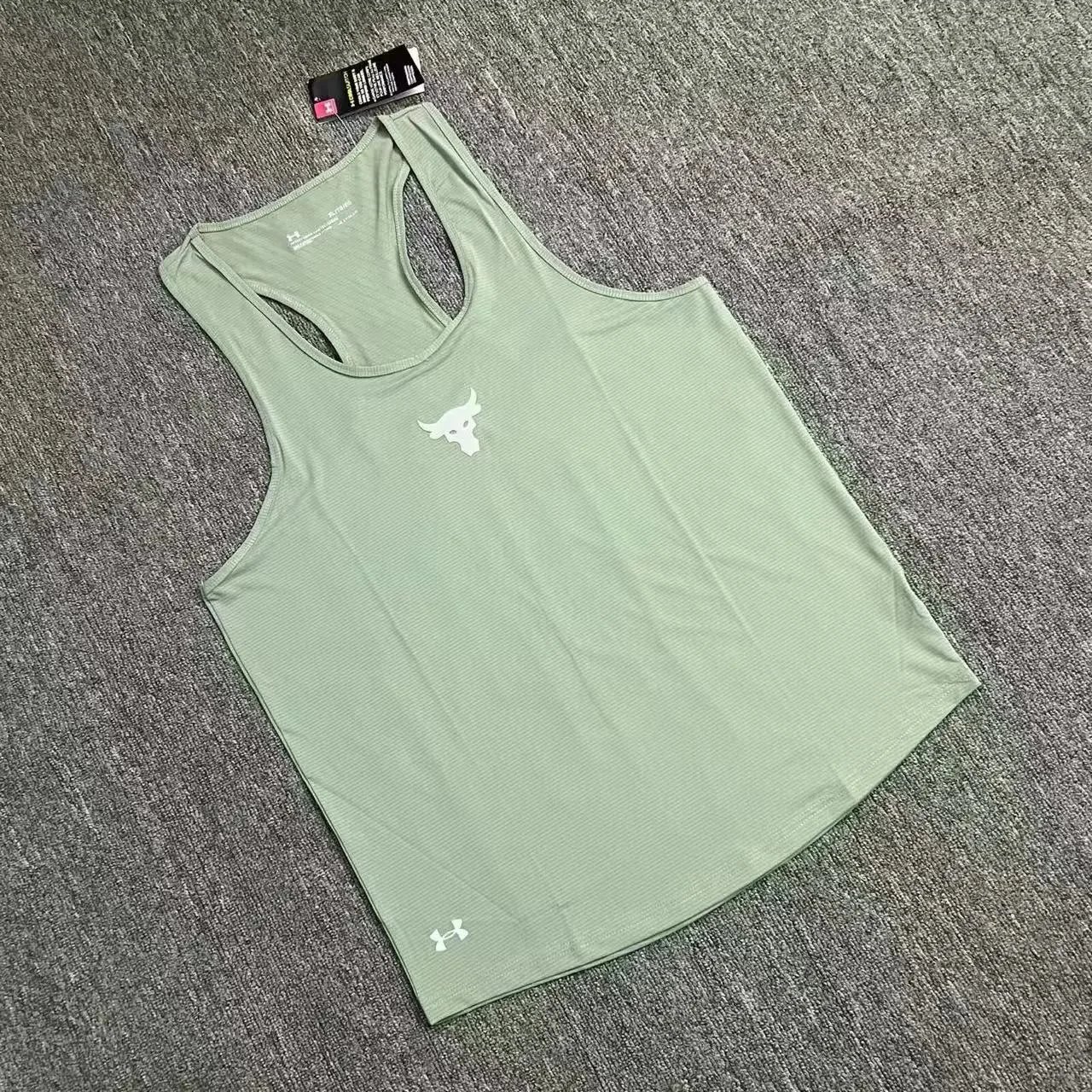 淡绿色紧身背心 淡绿色紧身背心