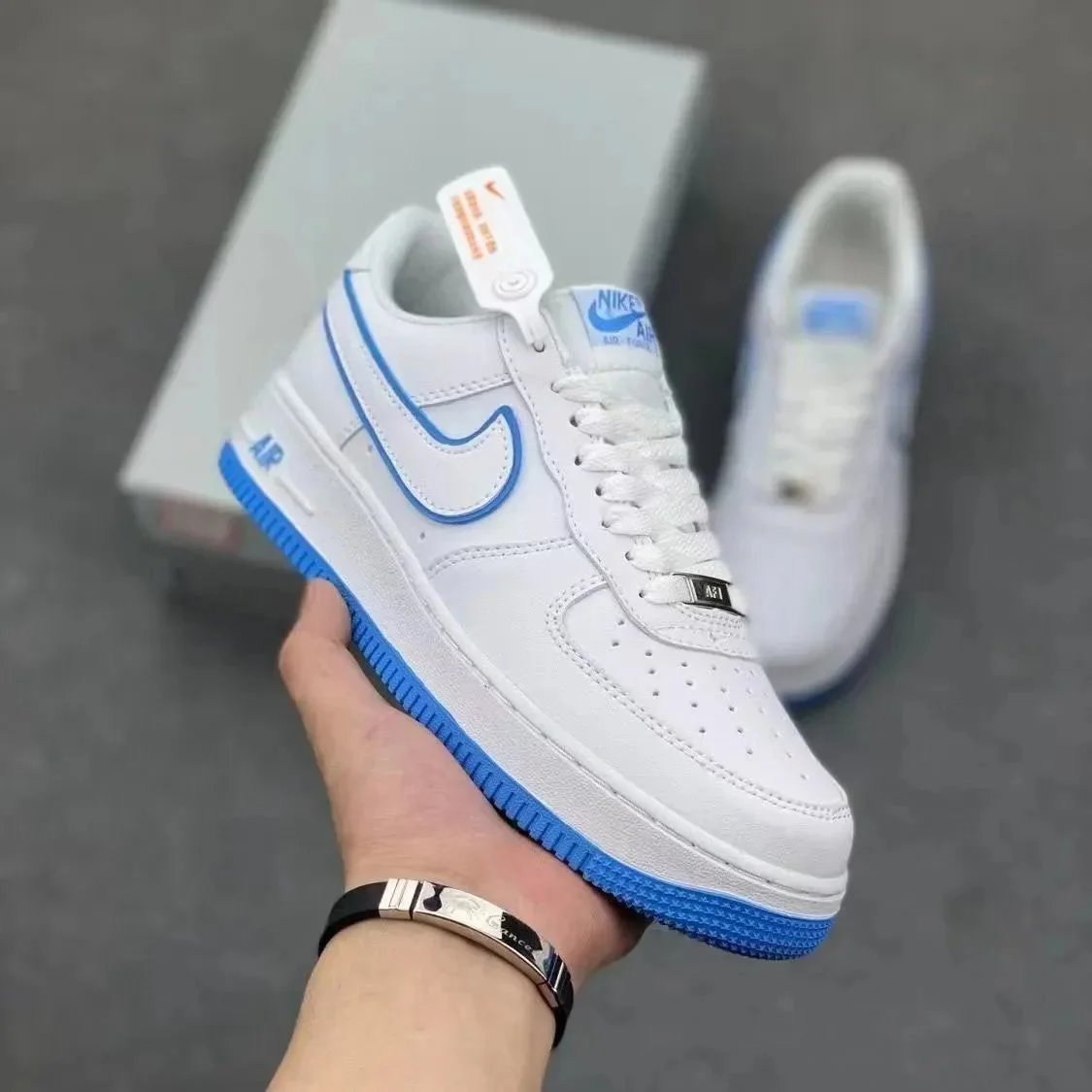 32 32