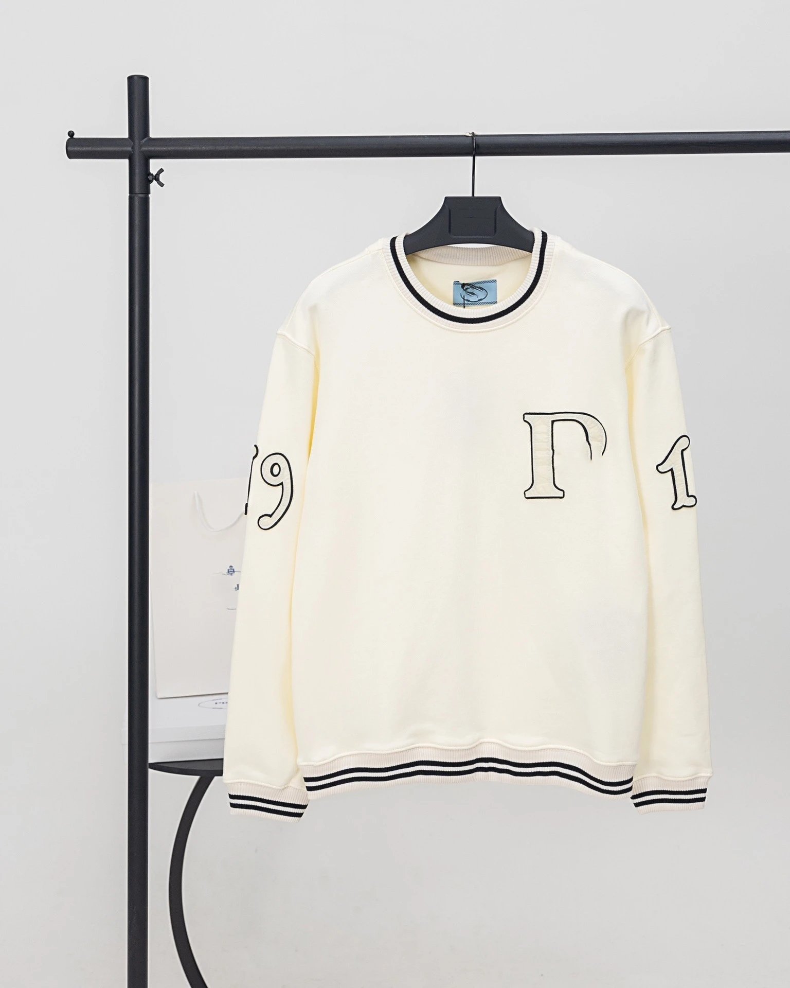 32 32