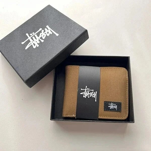 Xitu short wallet, brown color, comes with a box. Xitu short wallet, brown color, comes with a box.